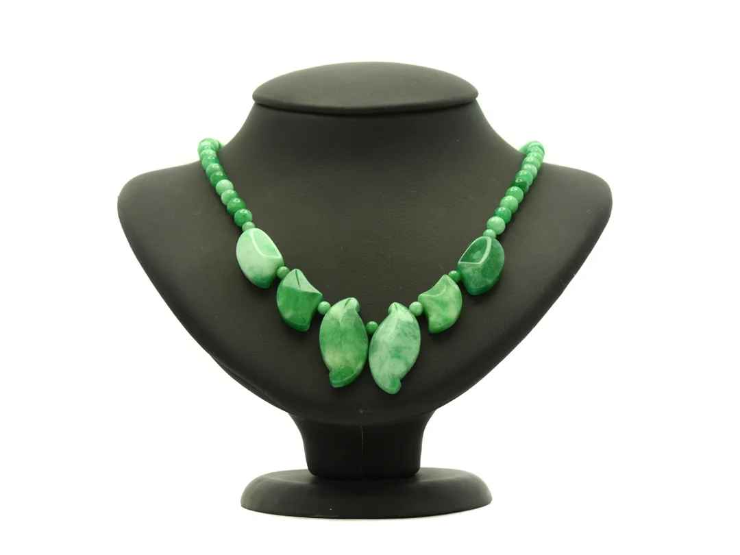 COLLIER, färgad kvarts, lås i vitmetall, längd 47 cm, vikt 43,6 g. — Smycken/Collier — Kaplans