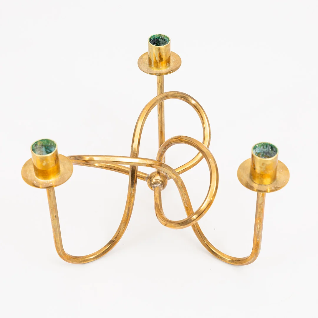 JOSEF FRANK. Kandelaber, "Vänskapsknuten", mässing, Firma Svenskt Tenn. — Candlesticks — Auktionshuset Kolonn