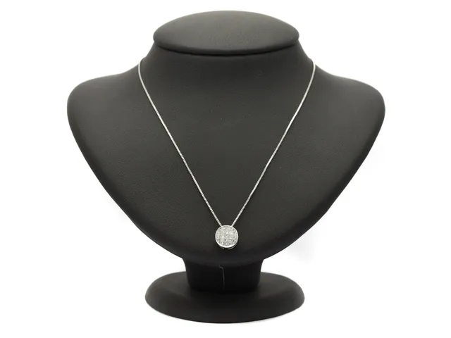 HÄNGE/KEDJA, 18K vitguld/silver, 23 diamanter ca 0,90 ctv, ca W(H)/VS-SI, längd 46 cm, vikt 5,4 g, svaga fattningar.