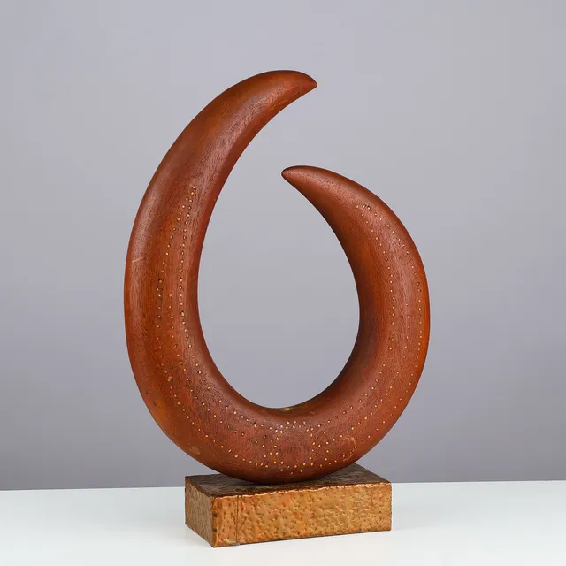 JENS NIELSEN. Skulptur af teaktræ, sokkel af kobber, signeret, Silkeborg, Danmark.