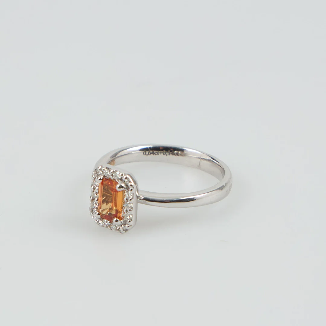 SAFIR/DIAMANTRING, 18K vitguld, 0.64 ct + 0.14 ct, Ø 16,5. — Rings — Stockholms Auktionsverk Helsinki