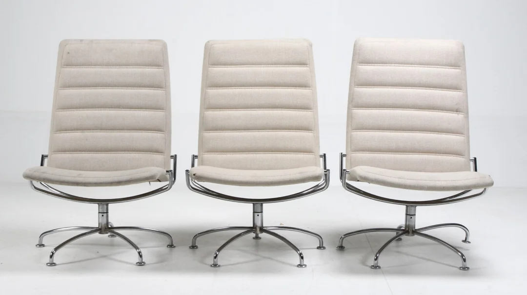 Jens Ammundsen for Fritz Hansen. Three armchairs model 'Lufthavnsstolen' (3) — Furniture/Lounge chairs — Lauritz