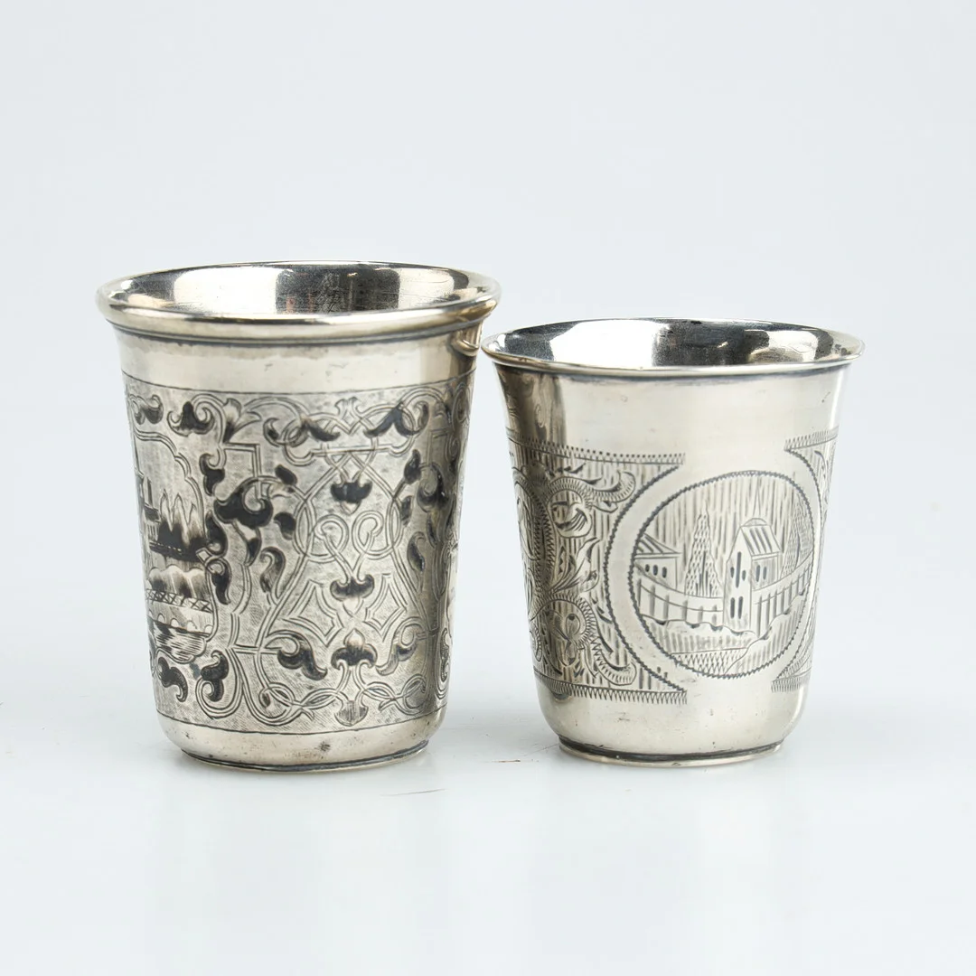 BÄGARE, 2 stycken, silver, niello, assay marks troligen Viktor Vasilyevich Savinsky, Moskva, Ryssland, 1861 och 1874. — Silver — Stockholms Auktionsverk Helsingborg