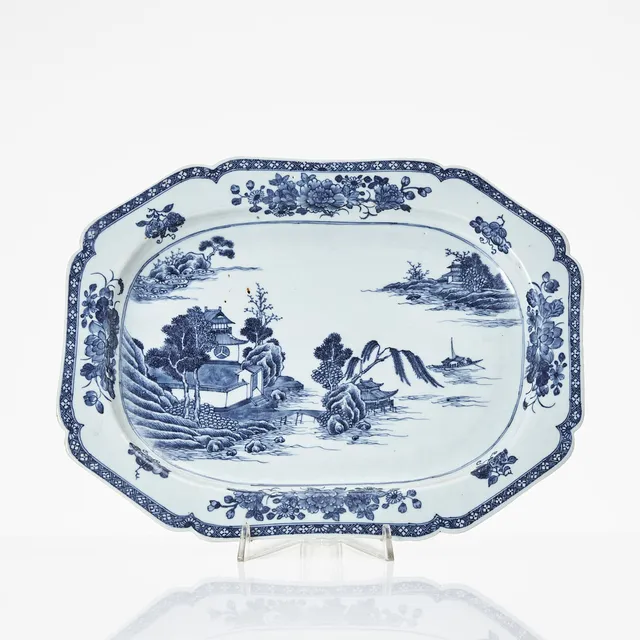 STEKFAT/TERRINFAT, porslin, Kina, Qianlong (1736-1795), konturerat brätte, dekor av flodlandskap i blåvit underglasyr.