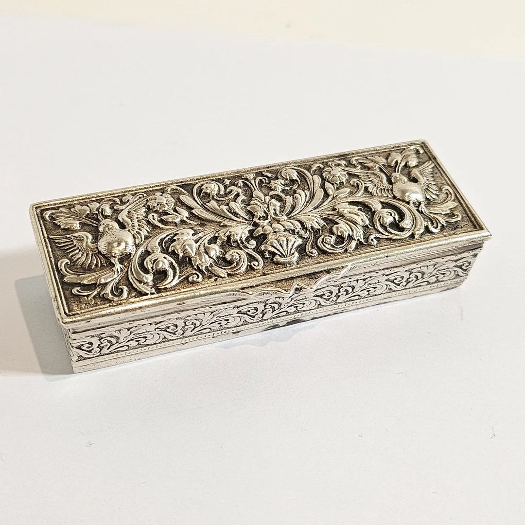 CAJA PASTILLERO EN PLATA LABRADA. — Silver plated — Barcelona Auctions