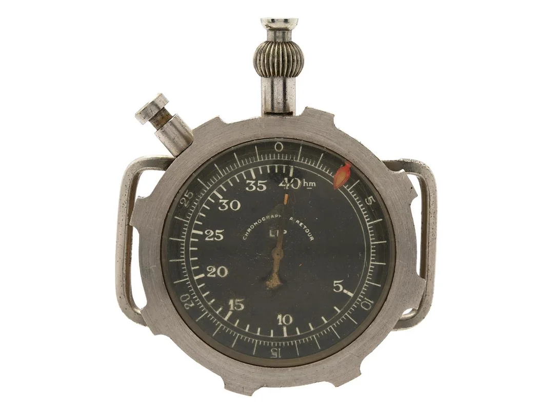 LIP, Chronographe A Retour, "Used be French Air Force/Civilians", tidtagning/timer, 56 (52) mm, vitmetall, manuell, plexiglas, fasta bandstift, ca 1940. — Klockor/LIP — Kaplans