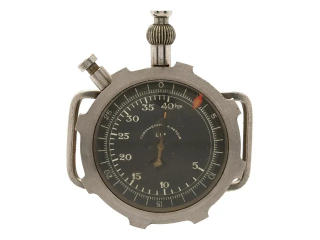 LIP, Chronographe A Retour, "Used be French Air Force/Civilians", tidtagning/timer, 56 (52) mm, vitmetall, manuell, plexiglas, fasta bandstift, ca 1940.