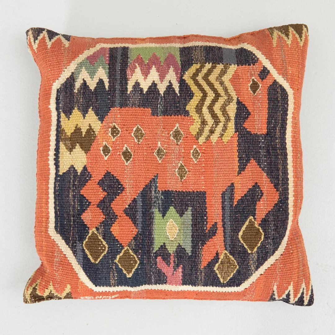 Märta Måås-Fjetterström, Kudde, "Röd häst", ca 39 x 39 cm, signerad ABMMF. — Mattor & Textil/Skandinaviskt — Bukowskis