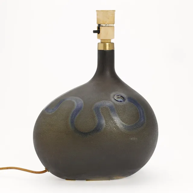 MICHAEL BANG (1944-2013). Asymmetrisk bordlampe, "Lamp Art", Holmegaard Glasværk, Danmark, 1970erne.