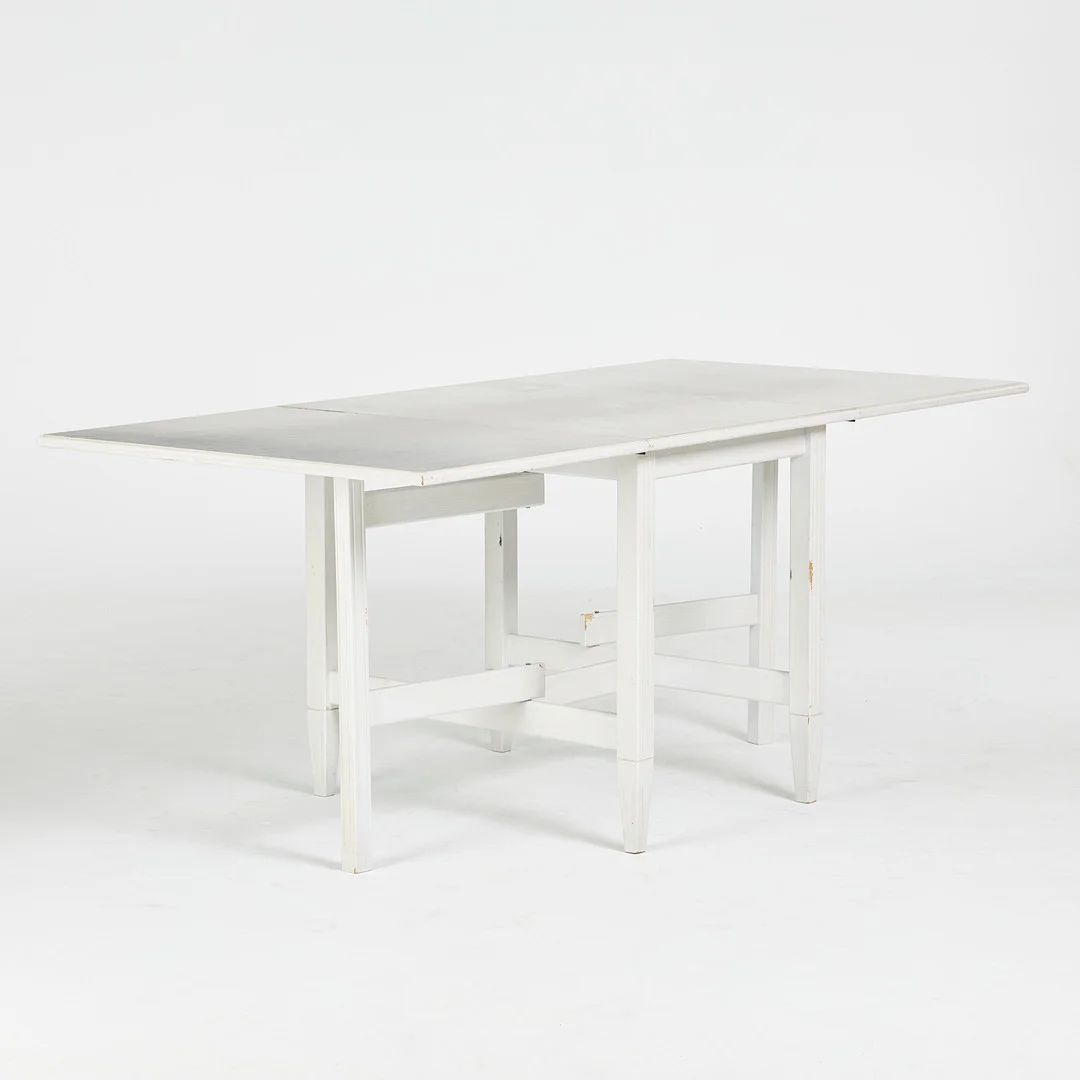 SLAGBORD, Englesson "Stockholm", samtida, lackerat trä, kannelerade ben. — Tables — Stockholms Auktionsverk Sickla
