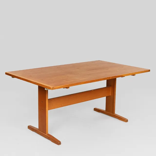 Spisebord af eg med "shakerstel" og to tillægsplader, antageligt dansk møbelproducent, Danmark, 1900-tallets anden halvdel, (1+2).