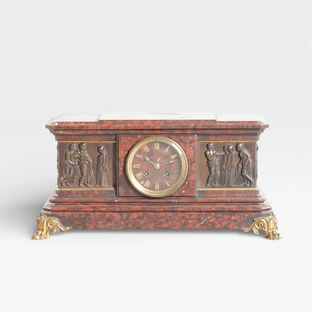 Kaminur af rødbroget marmor, front og hver side med renæssance relief motiv, fødder og detaljer af bronze. Urværk mærket, CH. BOYÉ BREVETE S.G.D.G., nummer 1008. Frankrig, 19. årh.s anden halvdel. — Mantel clocks — Woxholt Auktioner