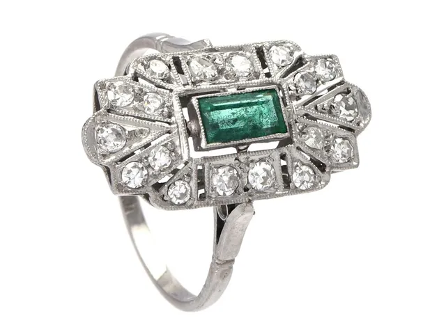 RING, platina, smaragd, åttkantslipade diamanter ca 0,38 ctv, ca TW-Cr/VS-P, stl 17,25 mm, vikt 3,7 g.