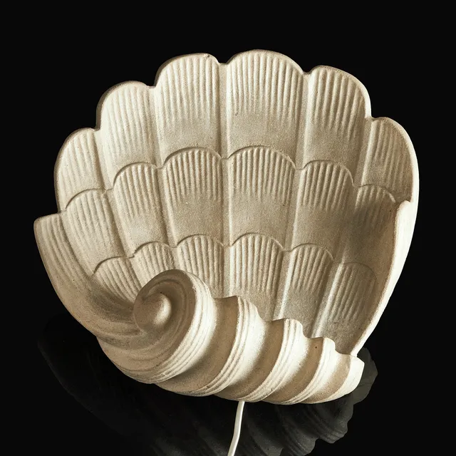 ERLING VALLDEBY (1899-1973). Vägglampa, i form av snäcka, konststen, signerad. Swedish modern, 1900-talets mitt.