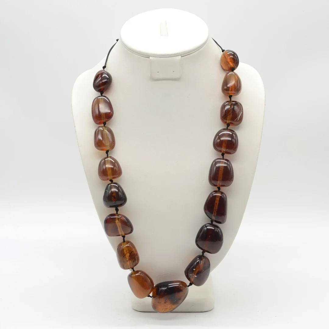COLLIER AUS BLAUEM BERNSTEIN (MIT EINSCHLÜSSEN) POLIERTE PERLEN, GRÖSSE NACH ANGEORDNET, ENDLOS, UM 1950. — Necklace — Kunst- und Auktionshaus Kleinhenz