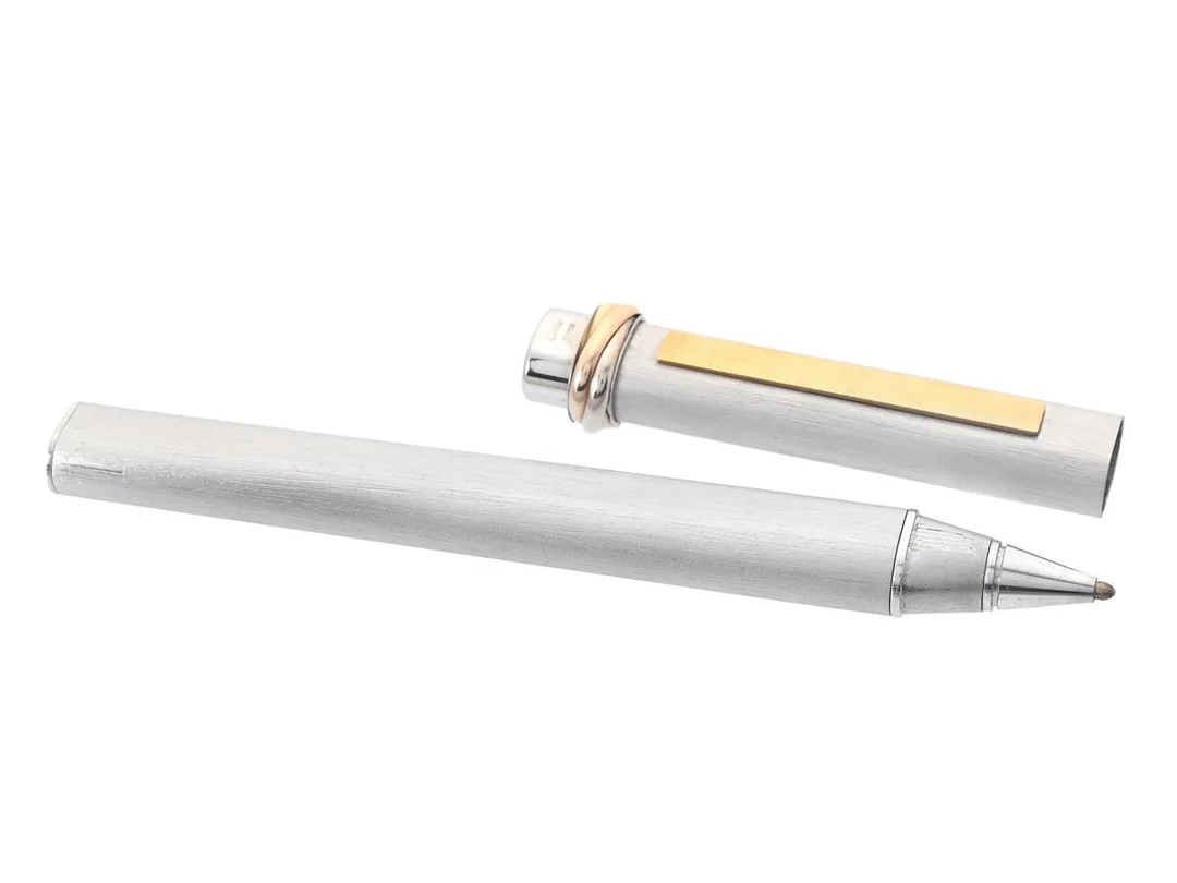 MUST DE CARTIER, kulspetspenna, Trinity, vitmetall, delvis förgylld, märkt 255602, längd ca 13 cm, totalvikt 24,1 g, etui, ej funktionstestad. — Accessoarer/Pennor — Kaplans