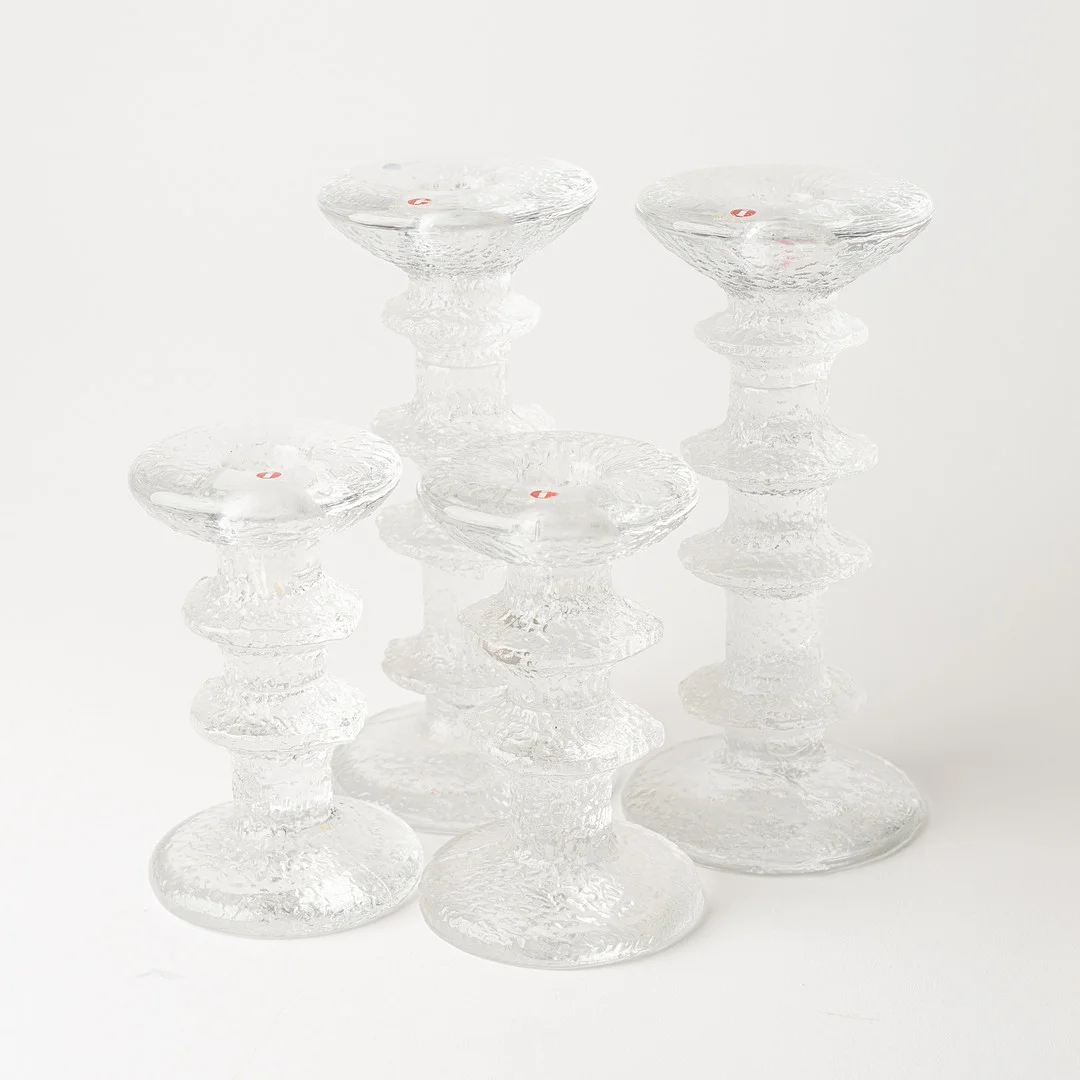 TIMO SARPANEVA. Ljusstakar, 4 st, glas, "Festivo", formgivna 1967, etikettmärkta, IIttala, Finland. — Candlesticks — Auktionshuset Kolonn