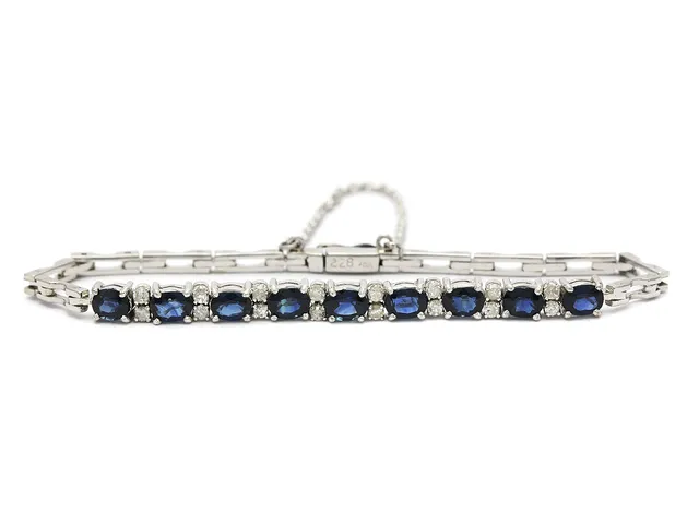 ARMBAND, 18K vitguld, 9 safirer ca 3,60 ctv, 16 åttkantslipade diamanter ca 0,48 ct, ca TCR-CR/P, längd 17 cm, vikt 9,7 g,1 diamant skadad, säkerhetskedja.