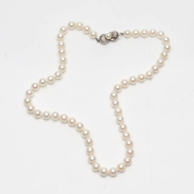 PÄRLCOLLIER, odlade pärlor med silverlås.