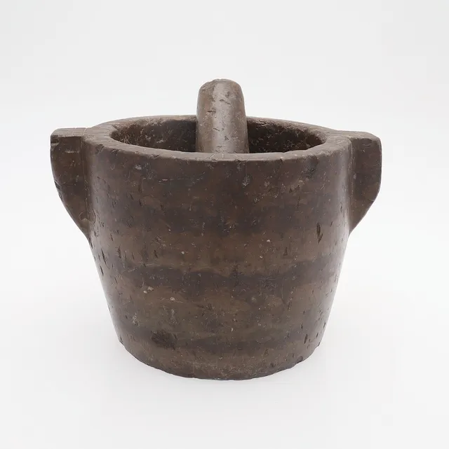STÖRRE MORTEL MED STÖT, ÖLÄNDSK KALKSTEN, 1700-TALET.