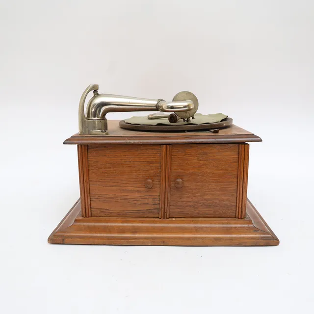 GRAMOFON, 1900-talets första hälft, fodral i ek, detaljer i förnicklad metall.