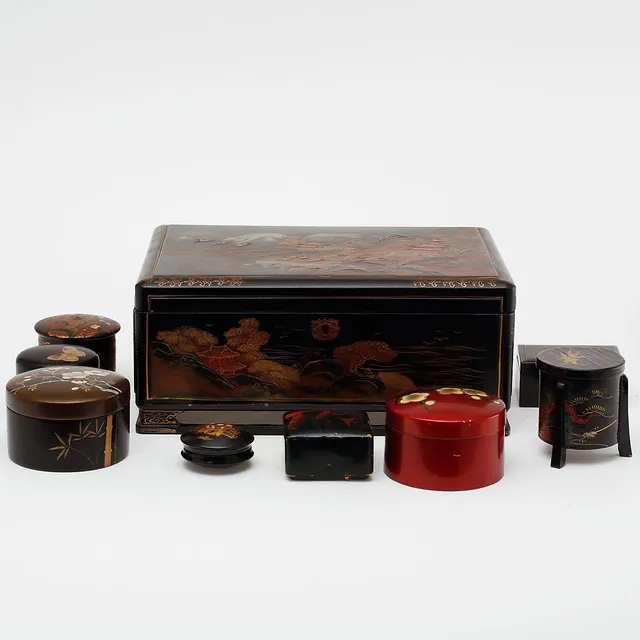 SKRIN och LOCKASKAR, 8 st, Japan, 1900-tal.