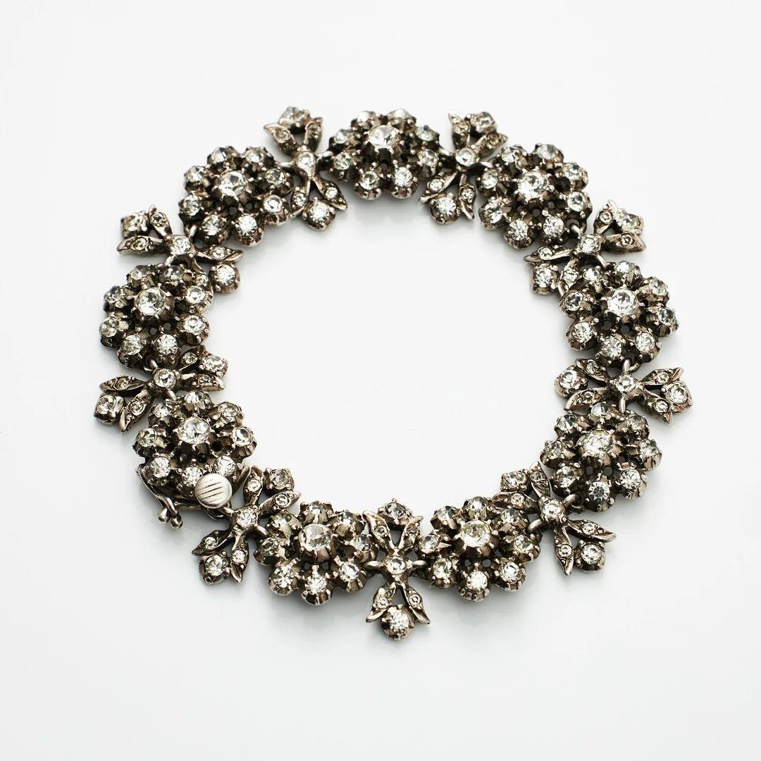 ARMBAND, sterlingsilver, fasettslipade glasstenar, stämplad HAL, London 1949, svensk importstämpel, engelsk kontrollstämpel på varannan länkdel undertill. — Bracelets — Stockholms Auktionsverk Magasin 5