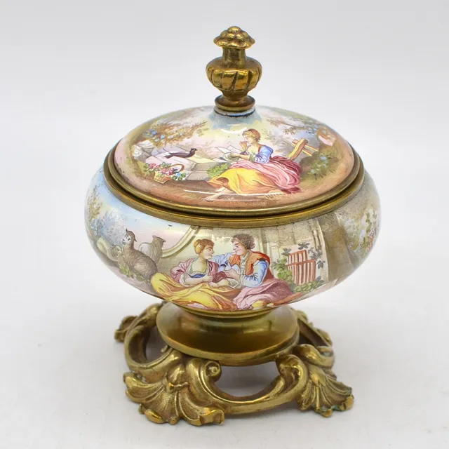 FRANZÖSISCHE EMAILLEDOSE, ROMANTISCHE SZENE, HANDMALEREI, BRONZEMONTUR, 19. JAHRHUNDERT.