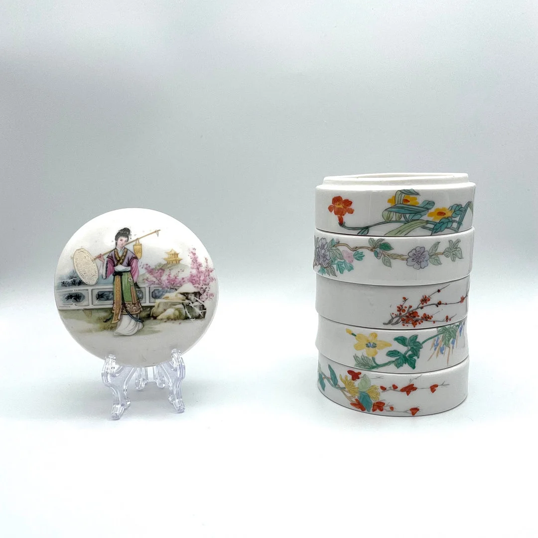SCHMUCKDOSE AUS PORZELLAN, SCHÖNHEIT IM GARTEN, 20. JAHRHUNDERT, CHINA. — Asiatica — Kunst- und Auktionshaus Kleinhenz