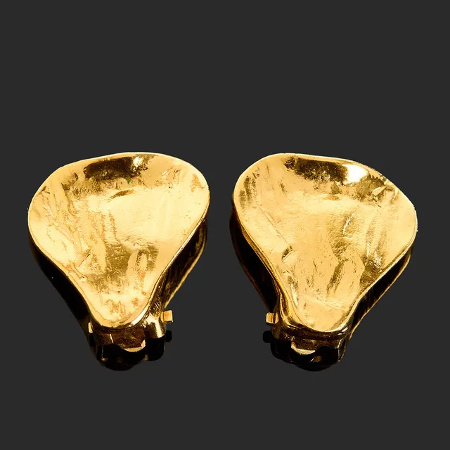 YVES SAINT LAURENT, Örhängen, ett par, Med clips. Märkta "YSL Made in France". metall.