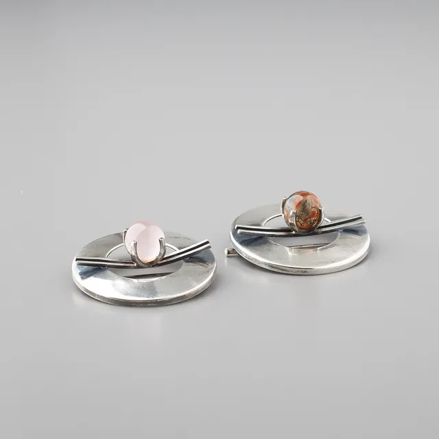 ELIS KAUPPI. BROSCHER, 2 st, rosenkvarts, mossagat, silver, Kupittaan Kulta, Åbo 1965.