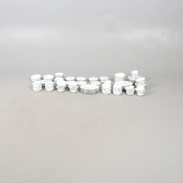 A MODERN JAPANESE KAKIEMON STYLE PORCELAIN SERVICE.