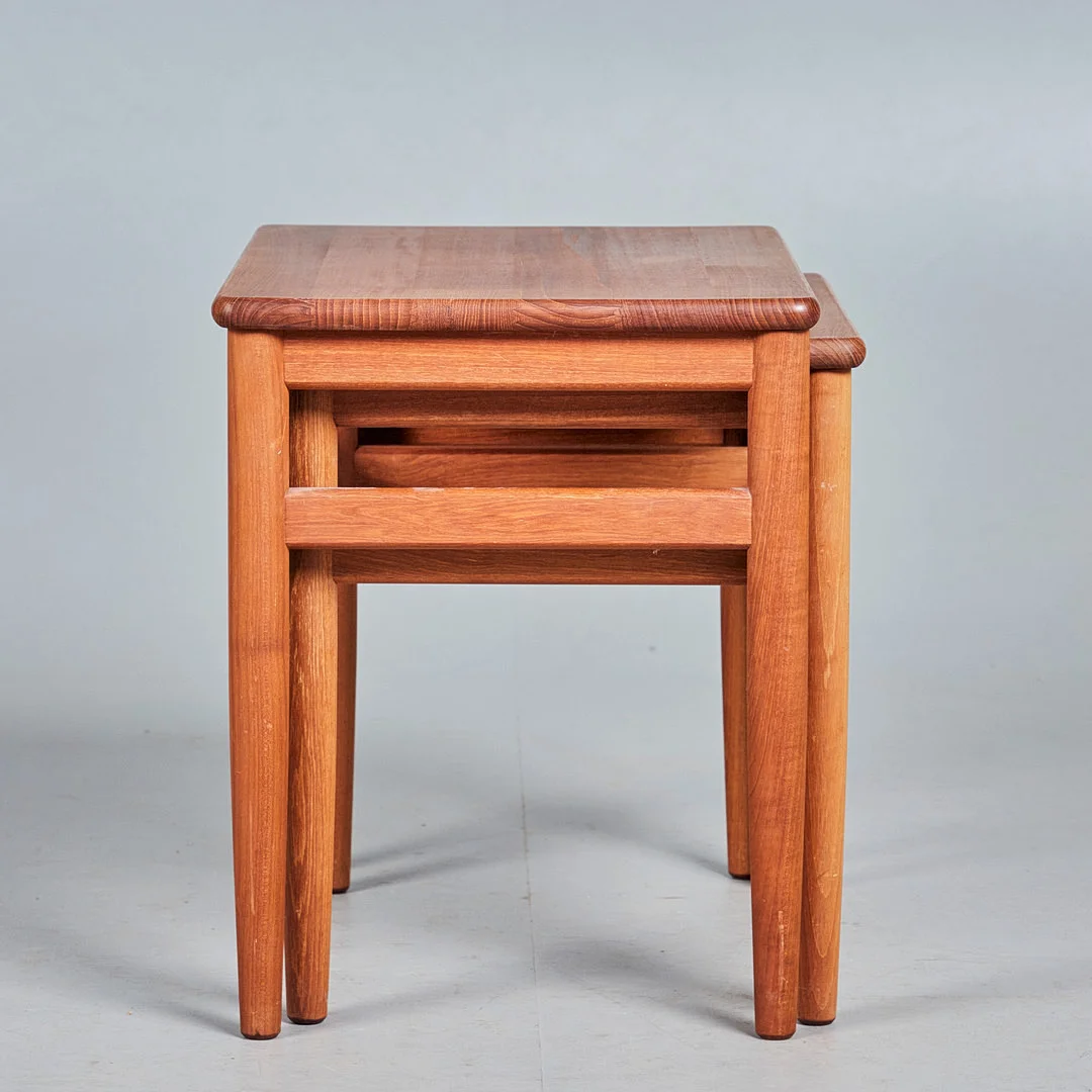 Zwei Satztische / Beistelltische, Teak, 1960er Jahre, Dänemark (2). — Tables — Stockholms Auktionsverk Köln