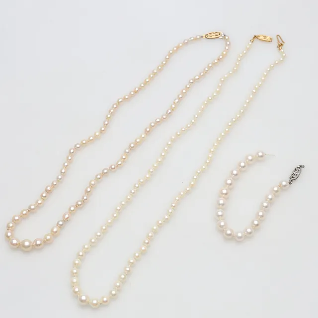 PÄRLCOLLIER samt PÄRLARMBAND 3 stycken, lås 18K guld.