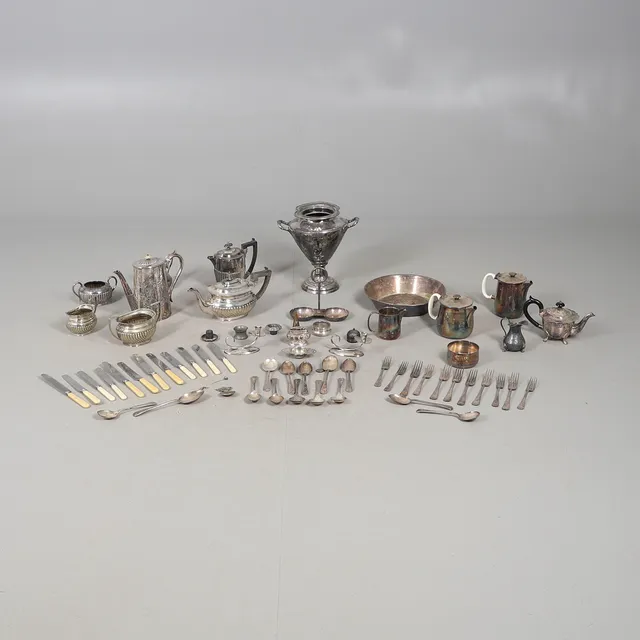 A COLLECTION OF SILVER PLATED WARES.