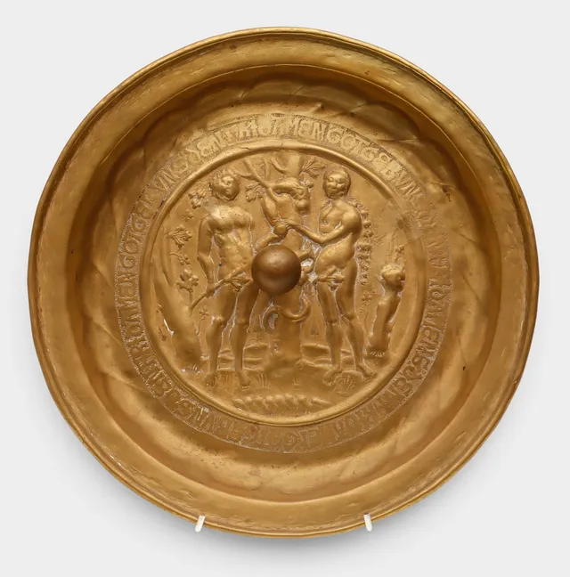Plato petitorio en latón con Adán y Eva, probablemente Nuremberg, del siglo XVI.