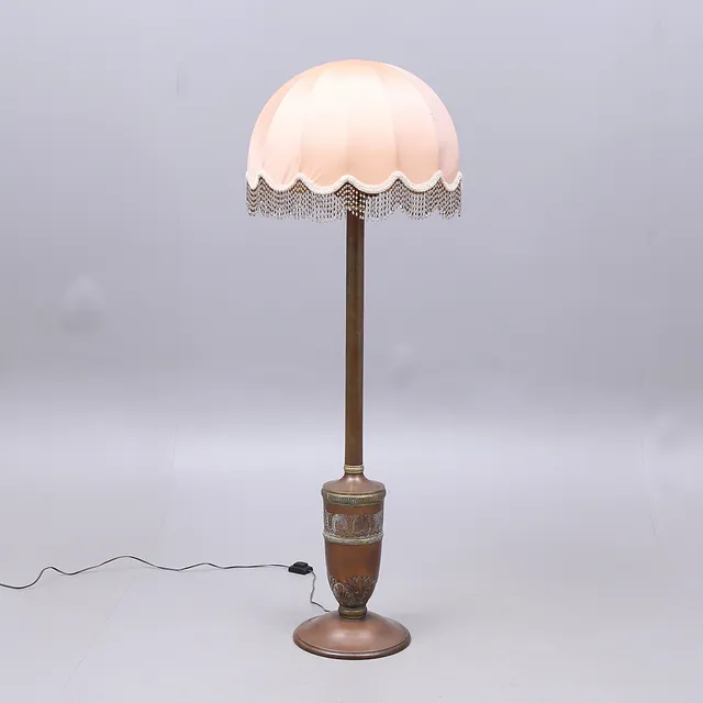 GOLVLAMPA, metall, 1900-talets första hälft.