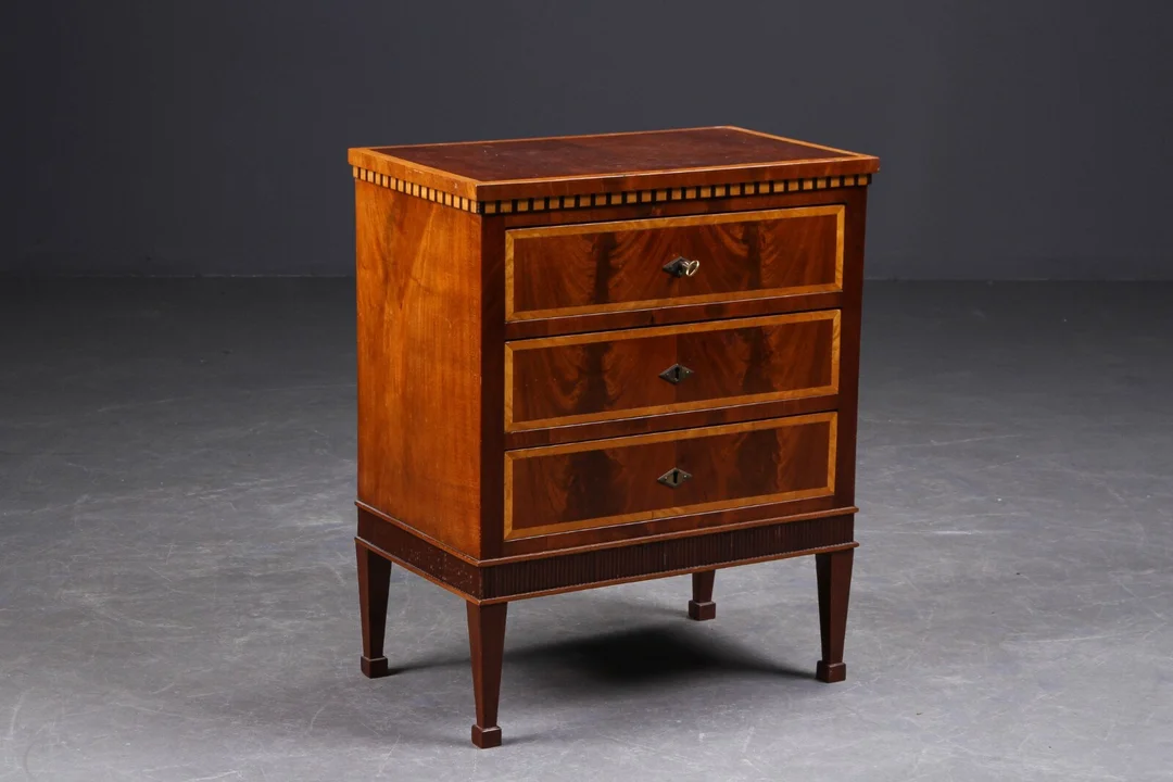 Dansk kommode af fineret mahogni, 1900-tallet. — Furniture/Cabinets, chests of drawers — Lauritz