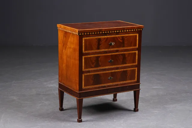 Dansk kommode af fineret mahogni, 1900-tallet.