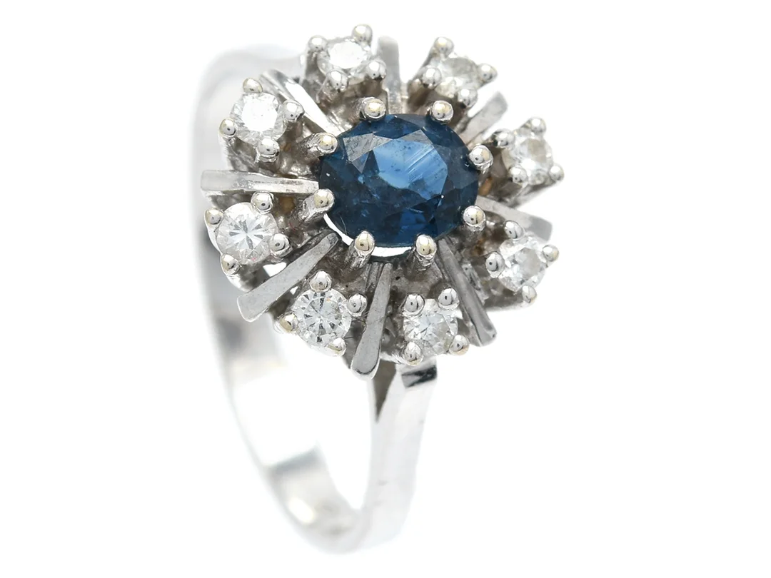 CARMOSÉRING, 18K vitguld, safir, 8 briljantslipade diamanter ca 0,20 ct ca W/SI, stl 16,25 mm, vikt 3,1 g. — Smycken/Carmoséring — Kaplans