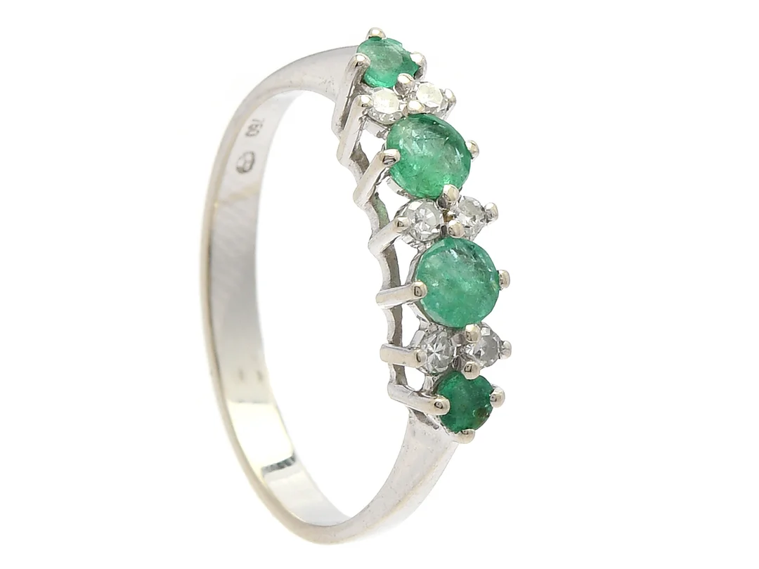 RING, 18K vitguld, 4 smaragder, 6 åttkantslipade diamanter ca 0,12 ctv, stl 17,25 mm, vikt 2,1 g, smaragderna har nagg och skador. — Smycken/Ring — Kaplans
