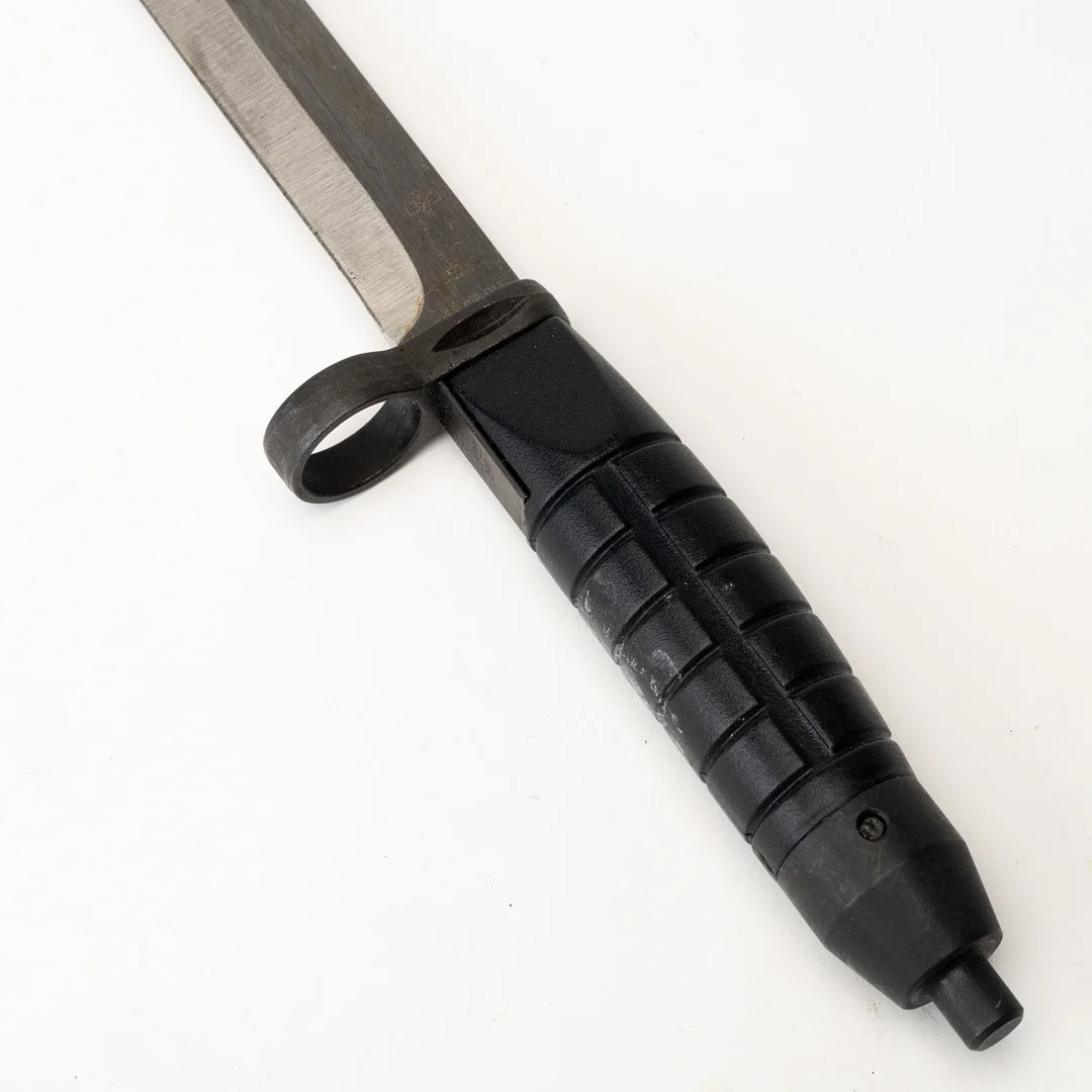 KNIVBAJONETT, m/1965, Sverige, för AK4, med balja av svart plast. — Edged weapons — Auktionshuset Kolonn