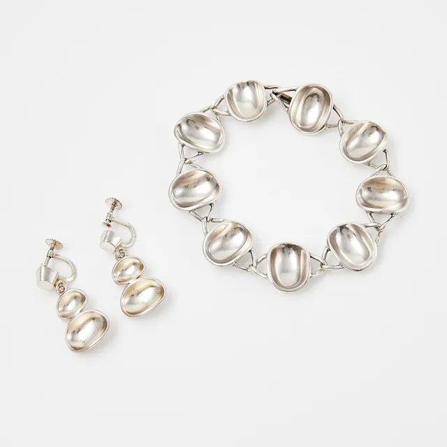 SIGURD PERSSON. ARMBAND samt ÖRHÄNGEN, 1 par, sterling silver, för Stigbert, Heribert Engelbert, ur serien "Skål och Ruta", 1950-tal.