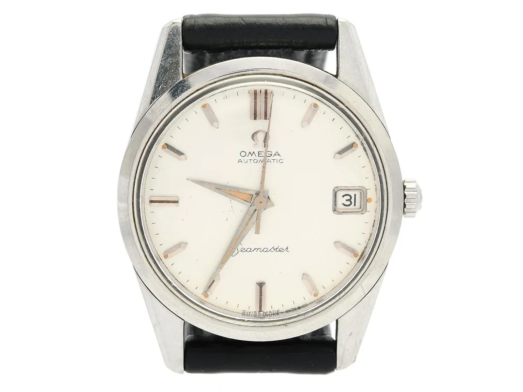 OMEGA, Seamaster, Cal 562, Serie nr. 18014040, Ref nr. CK 14701, Boett nr. 14701 2 SC (C.B), herrur, 33,5 mm, stål, automatisk, plexiglas, datum, skadad urtavla, läderband, originalspänne i stål, ca 1961. — Klockor/Omega — Kaplans