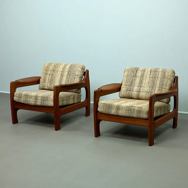 NIELS BACH. Dyrlund, zwei Sessel / Lounge Chair, Teak, Wolle, 1960er Jahre, Dänemark (2).