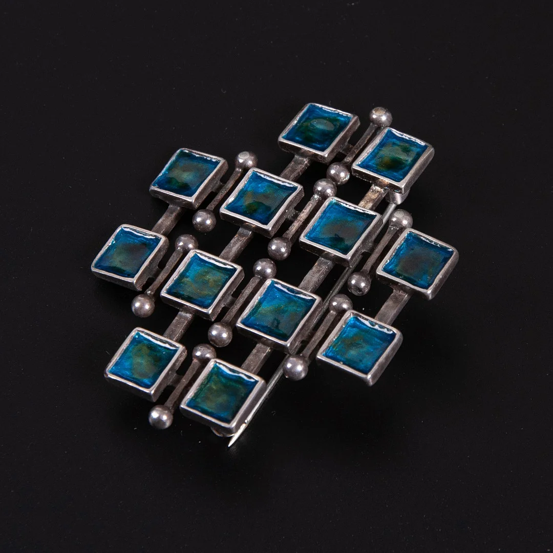 UNI DAVID ANDERSEN. Marianne Berg. Brosch, silver och emalj, 1960-tal. — Brooches & Pendants — Laholms Auktionskammare