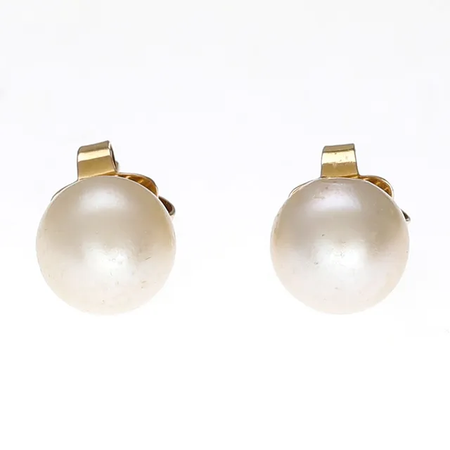 Pearls earrings.