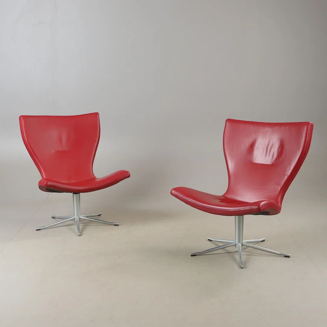 JAN EKSTRÖM. Fåtöljer, 1 par, ”Gyro”, skinnklädsel, Conform. — Armchairs & Chairs — Helsingborgs Auktionskammare