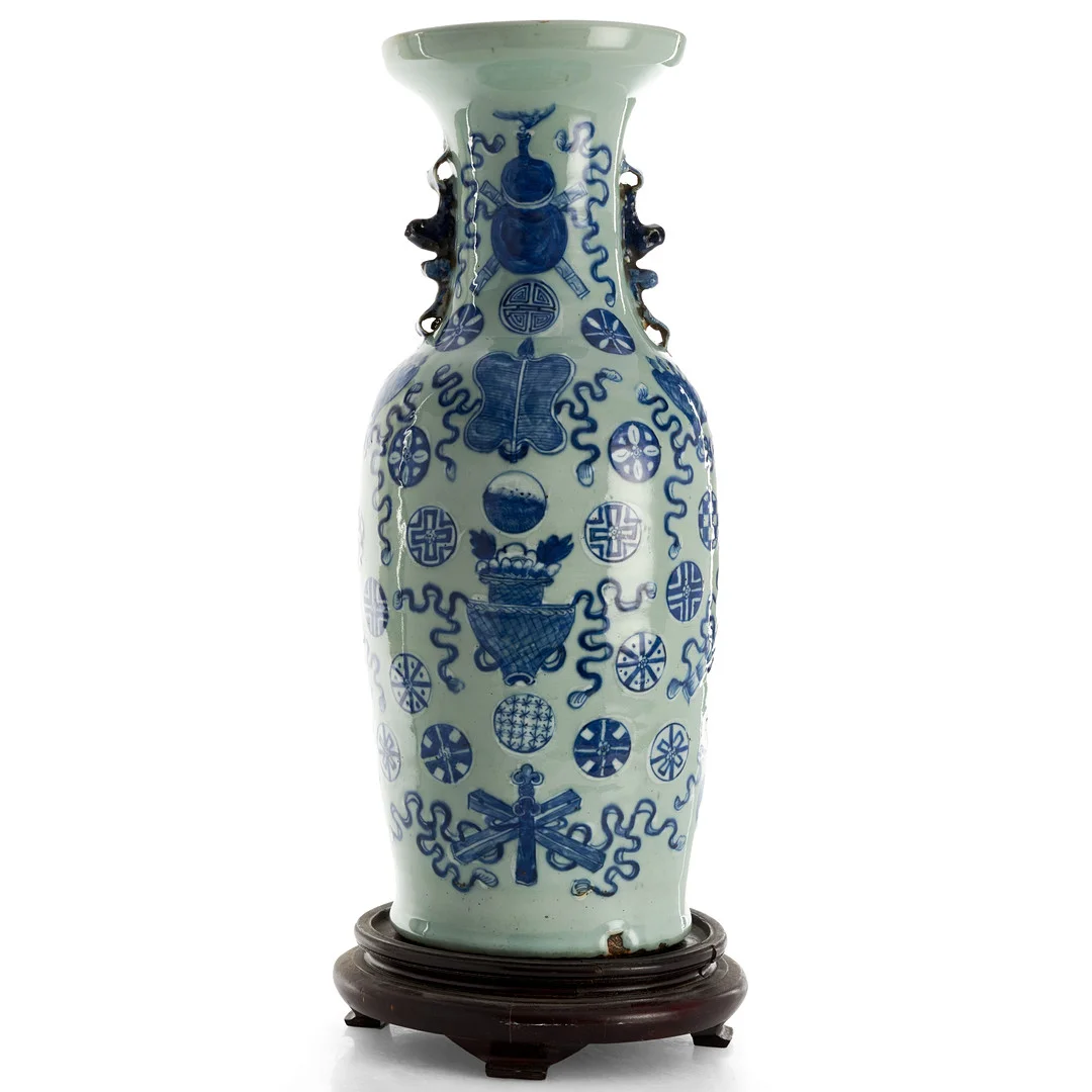 VAS, porslin, Kina, dekor i underglasyrblått av olika emblem mot celadongrön fond, sen Qingdynastin (1644-1912). — Ceramics & Porcelain — Crafoord Auktioner Stockholm