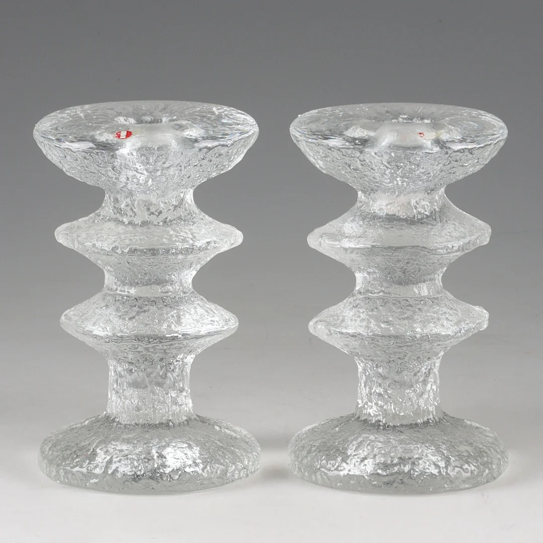 TIMO SARPANEVA. Ljusstakar, 2 st, "Festivo", glas, Iittala, Finland. — Candlesticks — Stadsauktion Sundsvall
